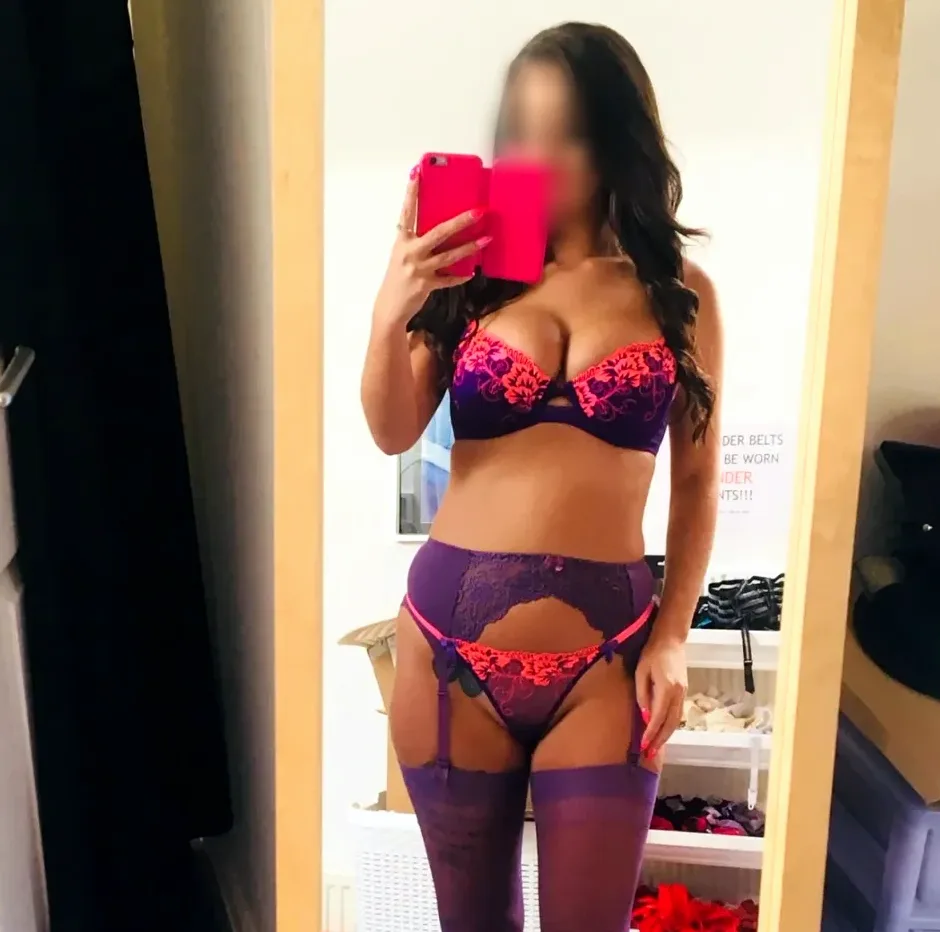Amara, 33