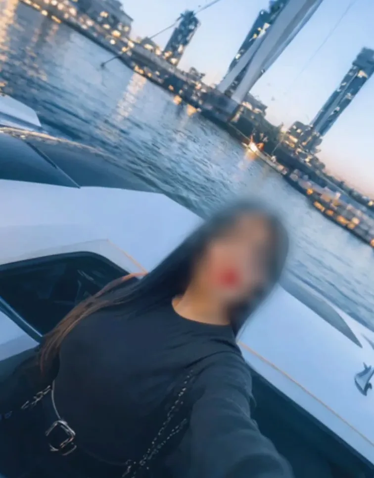Chloe, 35